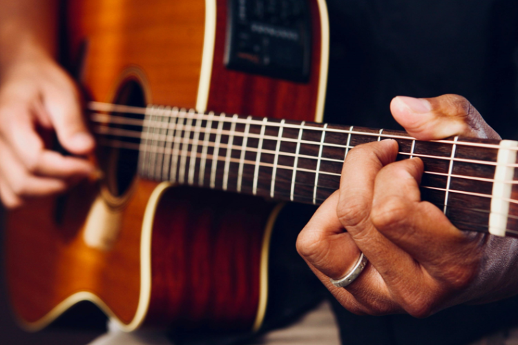 �Chord Gitar Daun Jatuh - Resah Jadi Luka, 'Tapi Setidaknya Kau Telah Merubahku dari Resah Menjadi Luka'