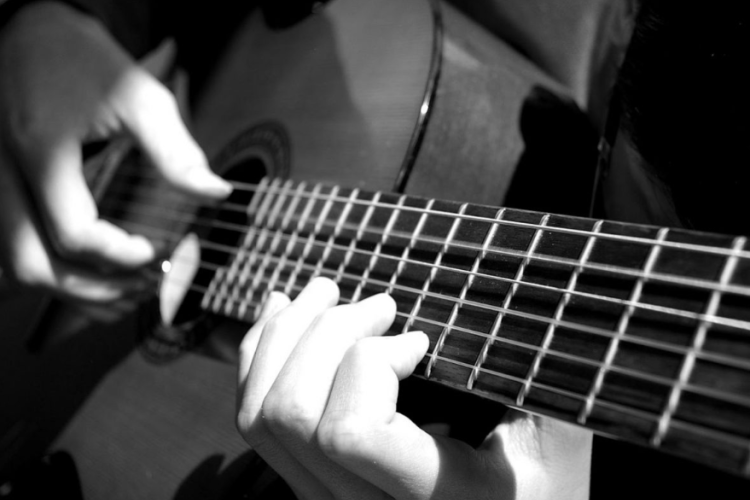 �Chord Lagu Malaysia Thomas Arya - Berbeza Kasta (Berbeda Kasta), Kunci Gitar Dasar Untuk Pemula